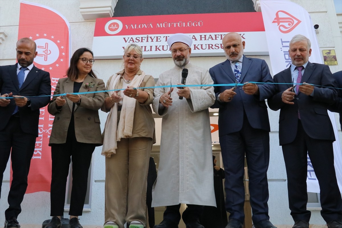 Diyanet İşleri Başkanı Prof. Dr. Ali Erbaş,  Yalova'nın Çiftlikköy ilçesinde kız öğrencilere...