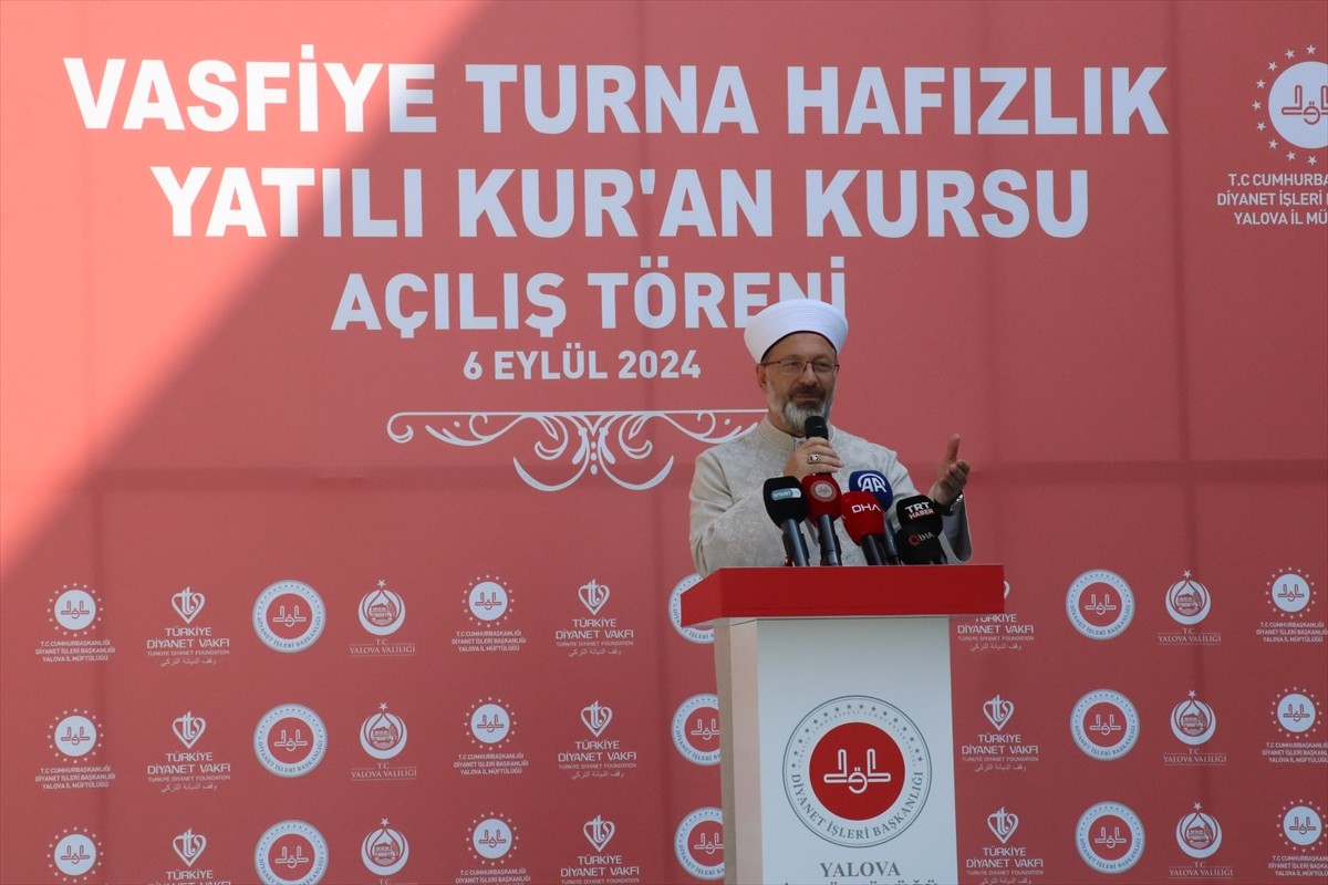 Diyanet İşleri Başkanı Prof. Dr. Ali Erbaş,  Yalova'nın Çiftlikköy ilçesinde kız öğrencilere...