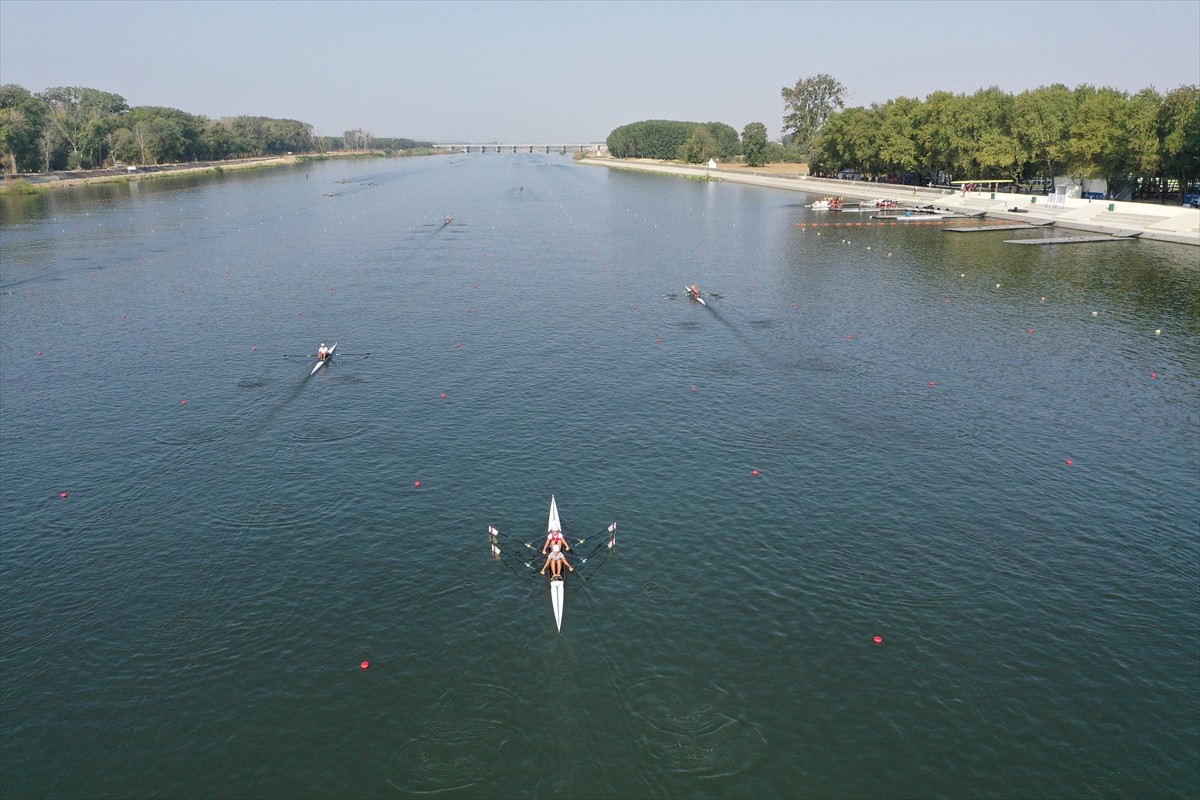 Edirne'de yarın başlayacak Avrupa 23 Yaş Altı Kürek Şampiyonası öncesi sporcular antrenman yaptı....