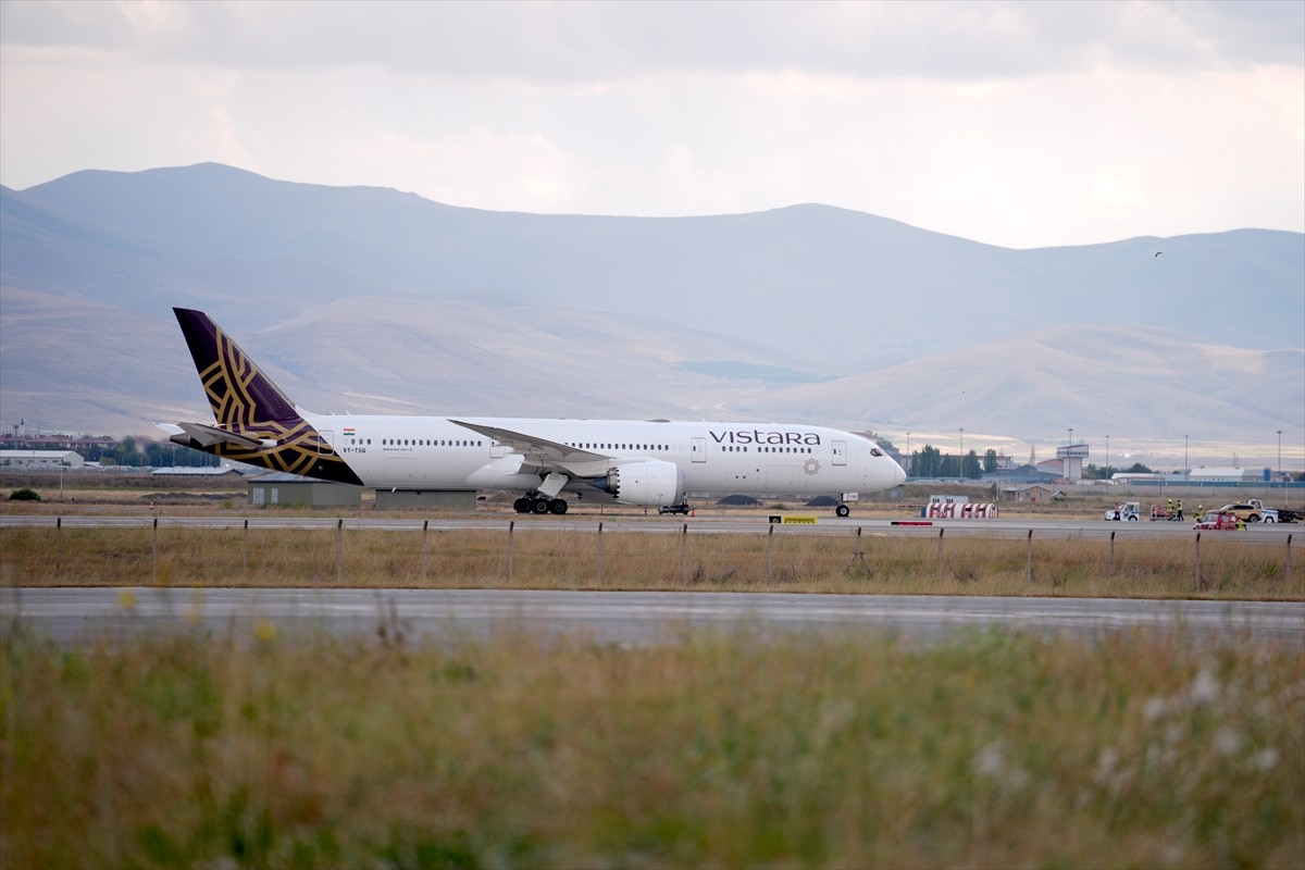 Hindistan-Almanya seferini yapan Vistara Hava Yolları’na ait yolcu uçağı, bomba ihbarı üzerine...