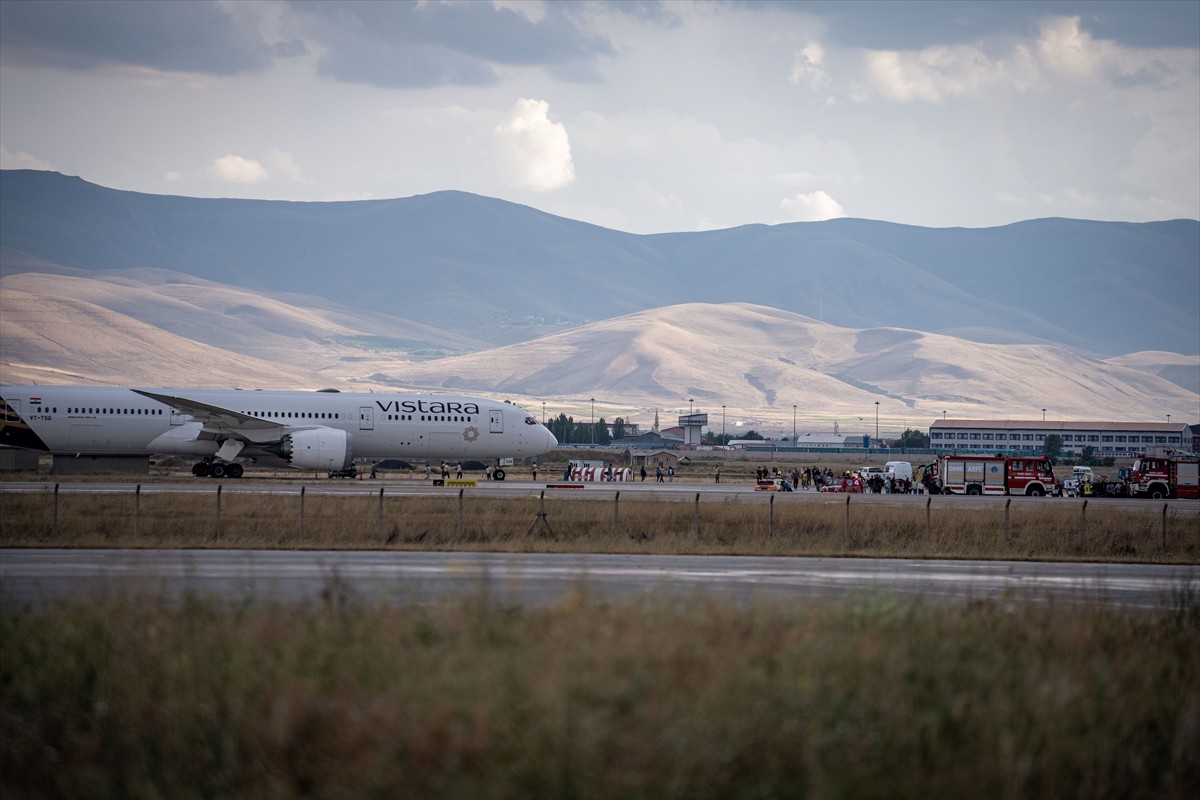 Hindistan-Almanya seferini yapan Vistara Hava Yolları’na ait yolcu uçağı, bomba ihbarı üzerine...