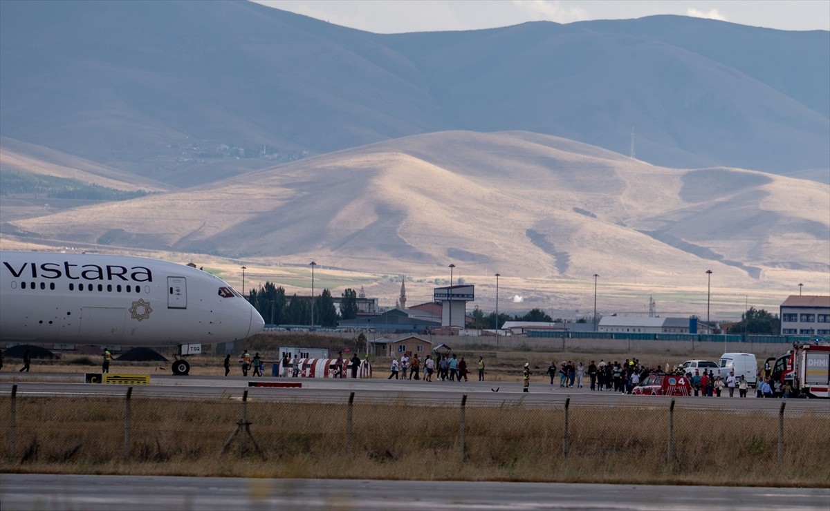 Hindistan-Almanya seferini yapan Vistara Hava Yolları’na ait yolcu uçağı, bomba ihbarı üzerine...