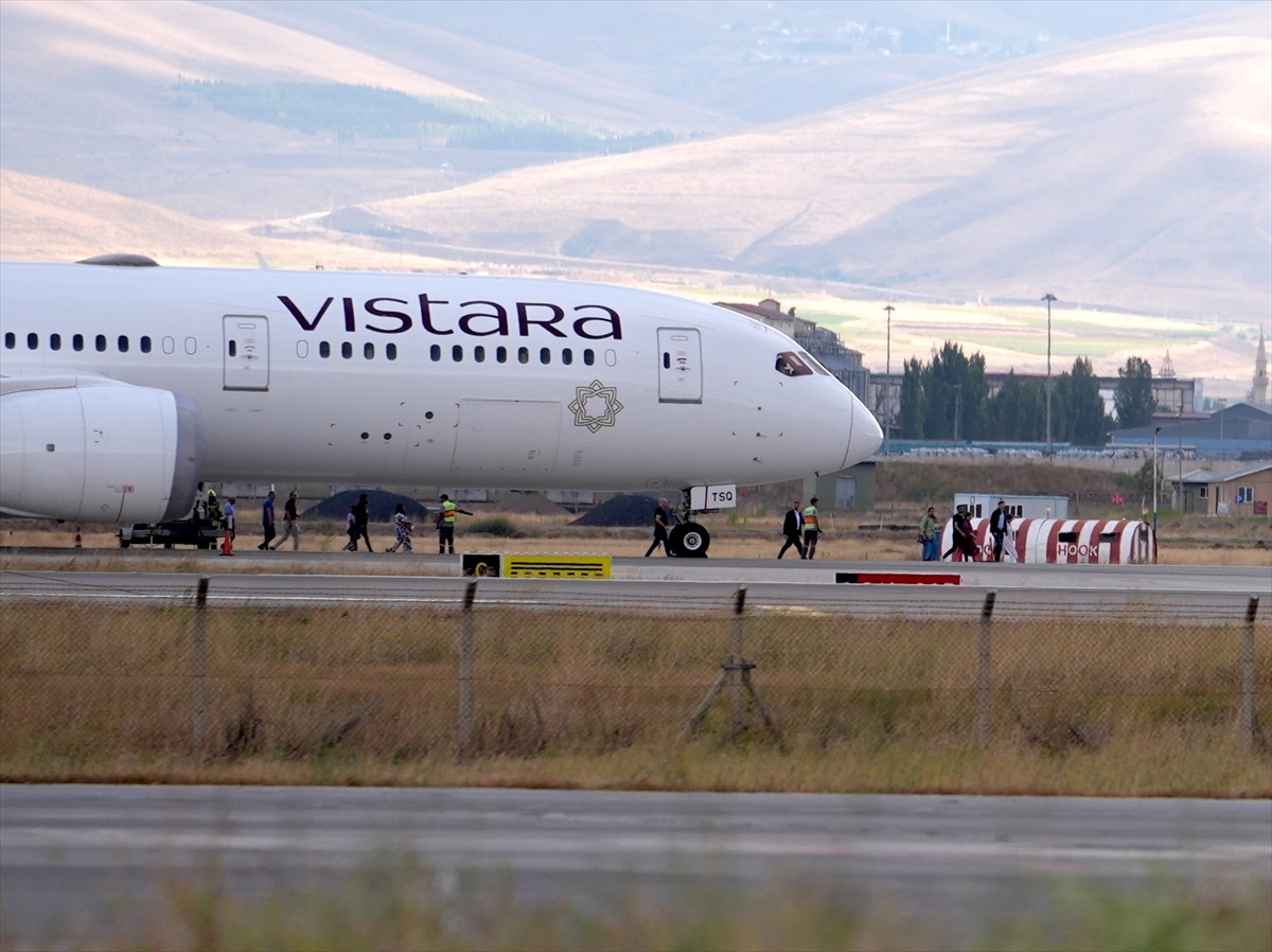 Hindistan-Almanya seferini yapan Vistara Hava Yolları’na ait yolcu uçağı, bomba ihbarı üzerine...