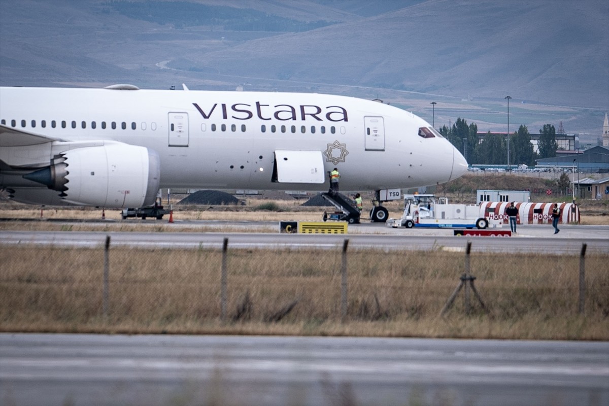 Hindistan-Almanya seferini yapan Vistara Hava Yolları’na ait yolcu uçağı, bomba ihbarı üzerine...