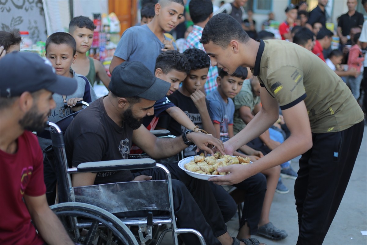 İsrail saldırıları altındaki Gazze Şeridi'ndeki Nusayrat Mülteci Kampı'nda çok sayıda yerinden...