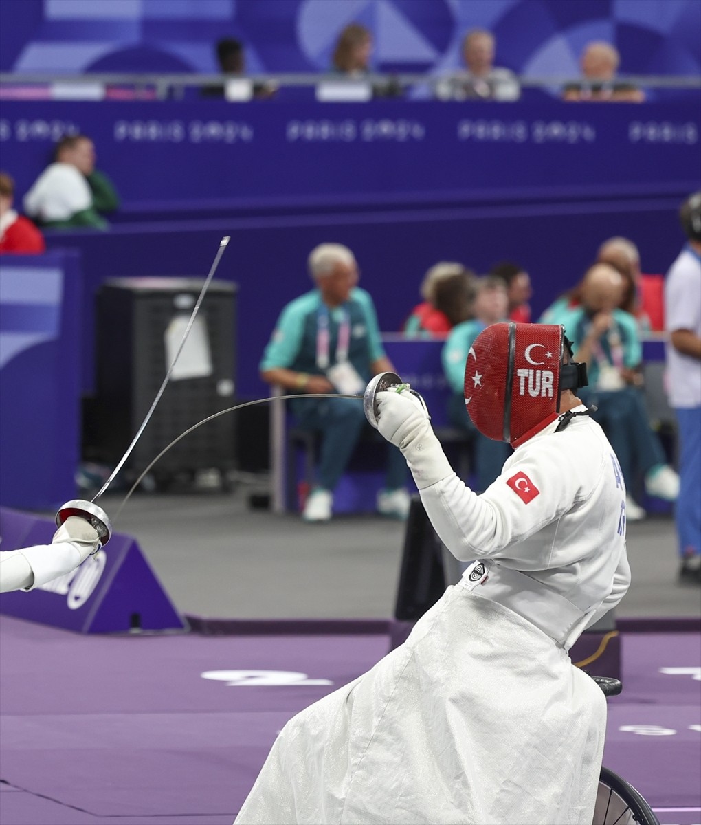 Paris 2024 Paralimpik Oyunları'nda Grand Palais'te düzenlenen eskrim epe A kategorisi yarı...