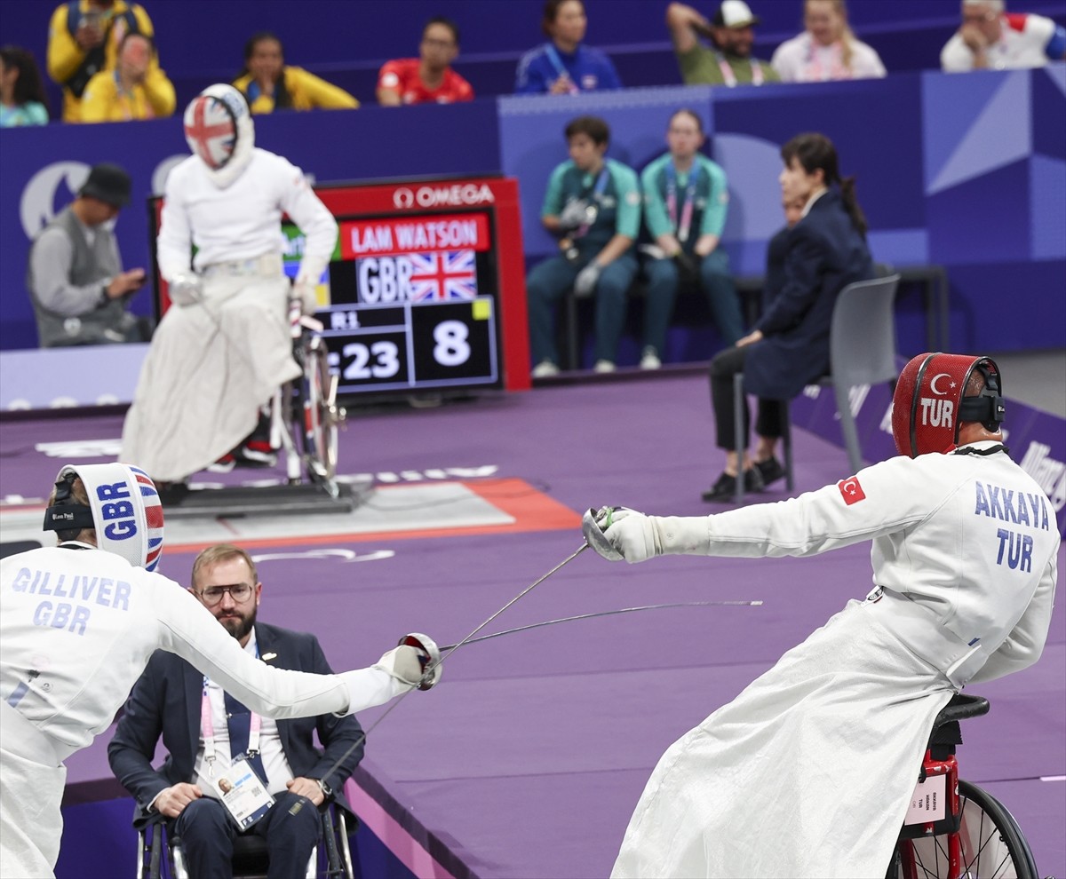 Paris 2024 Paralimpik Oyunları'nda Grand Palais'te düzenlenen eskrim epe A kategorisi yarı...