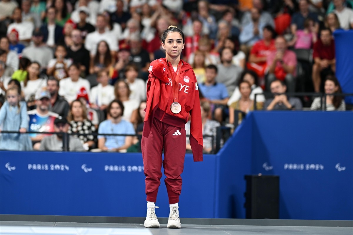 Paris 2024 Paralimpik Oyunları'nda, Paris La Defense Arena'da düzenlenen yüzme yarışlarında...