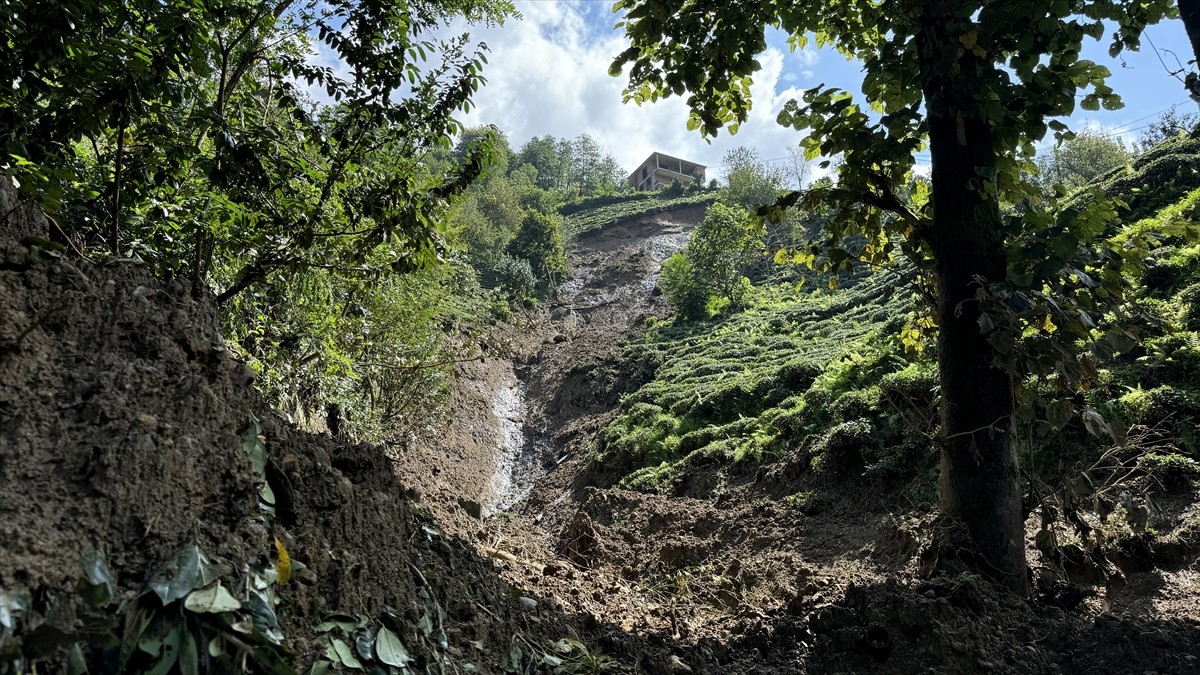 Rize'de etkili olan sağanak nedeniyle bazı derelerin debisi yükseldi ve toprak kayması meydana...