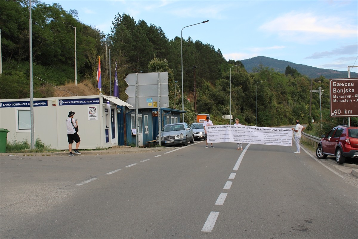 Sırbistan'da Kosova ile sınır geçişlerinde yol kapatma eylemi başlatılırken, sınır kapılarında...