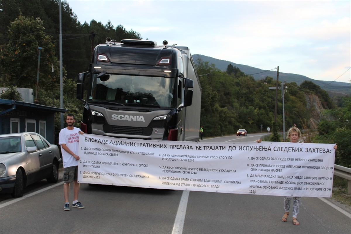 Sırbistan'da Kosova ile sınır geçişlerinde yol kapatma eylemi başlatılırken, sınır kapılarında...