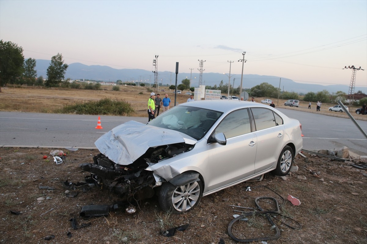 Tokat'ta iki otomobilin çarpışması sonucu 1 kişi öldü, 3 kişi yaralandı.