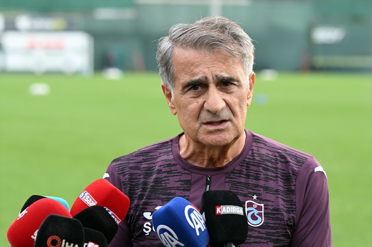 Trabzonspor Teknik Direktörü Şenol Güneş, Trendyol Süper Lig'de Beşiktaş maçı hazırlıklarını...