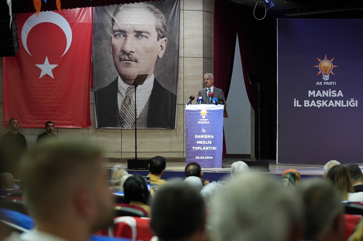 Ulaştırma ve Altyapı Bakanı Abdulkadir Uraloğlu, Yunusemre Millet Çarşısı Toplantı Salonu'nda...