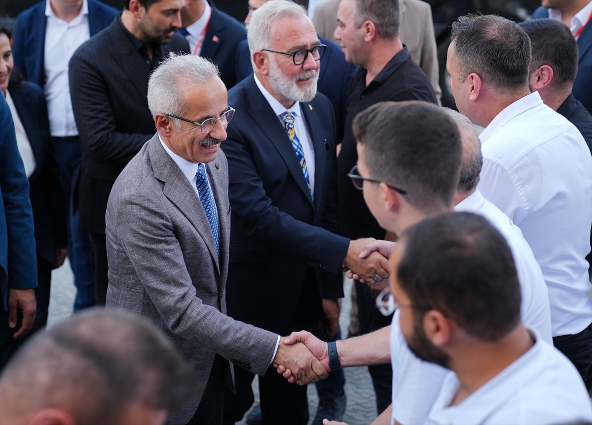 Ulaştırma ve Altyapı Bakanı Abdulkadir Uraloğlu, Yunusemre Millet Çarşısı Toplantı Salonu'nda...