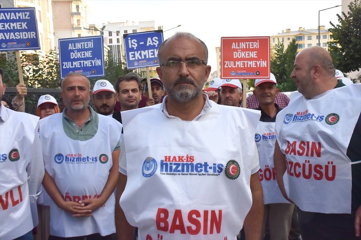 Van'da Büyükşehir ve Tuşba belediyelerinde görevlerine son verilen işçilerden 21'inin açtıkları...