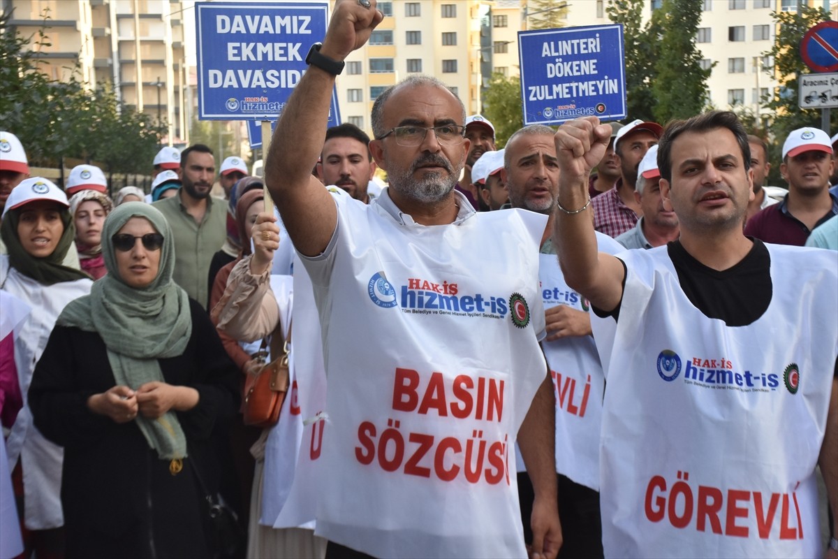 Van'da Büyükşehir ve Tuşba belediyelerinde görevlerine son verilen işçilerden 21'inin açtıkları...