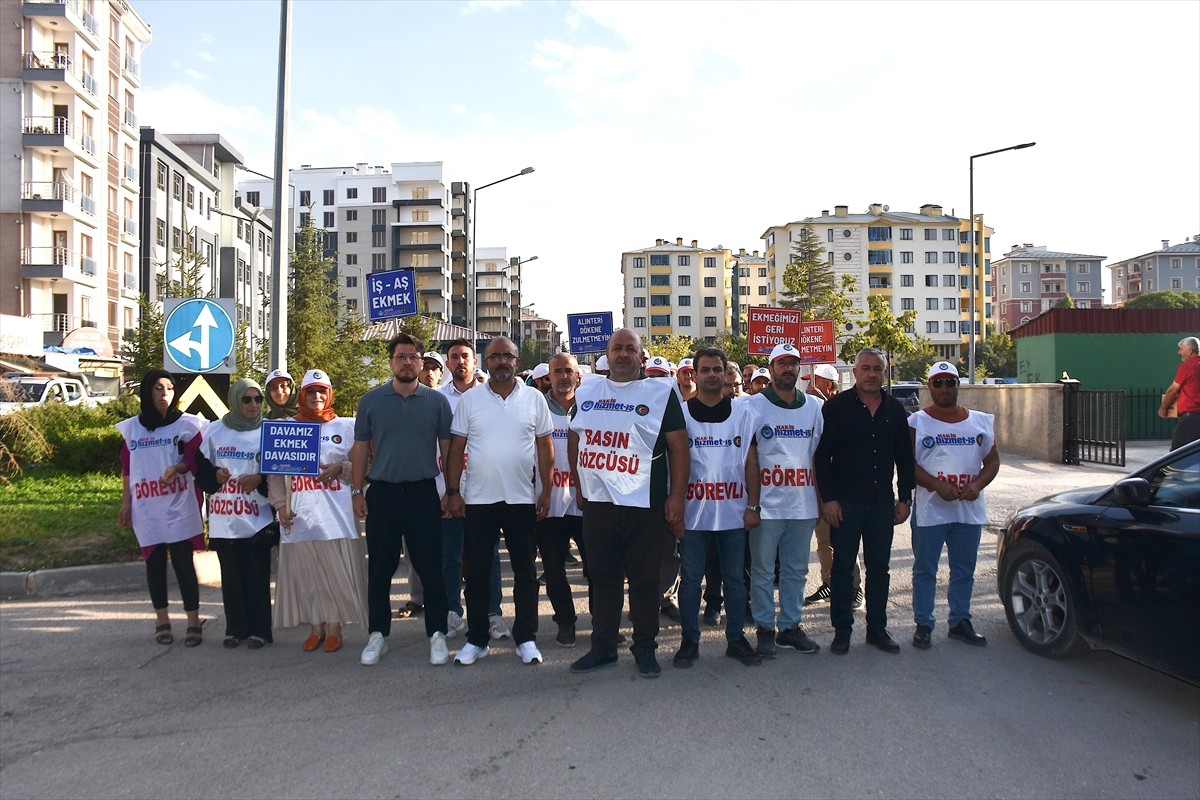 Van'da Büyükşehir ve Tuşba belediyelerinde görevlerine son verilen işçilerden 21'inin açtıkları...