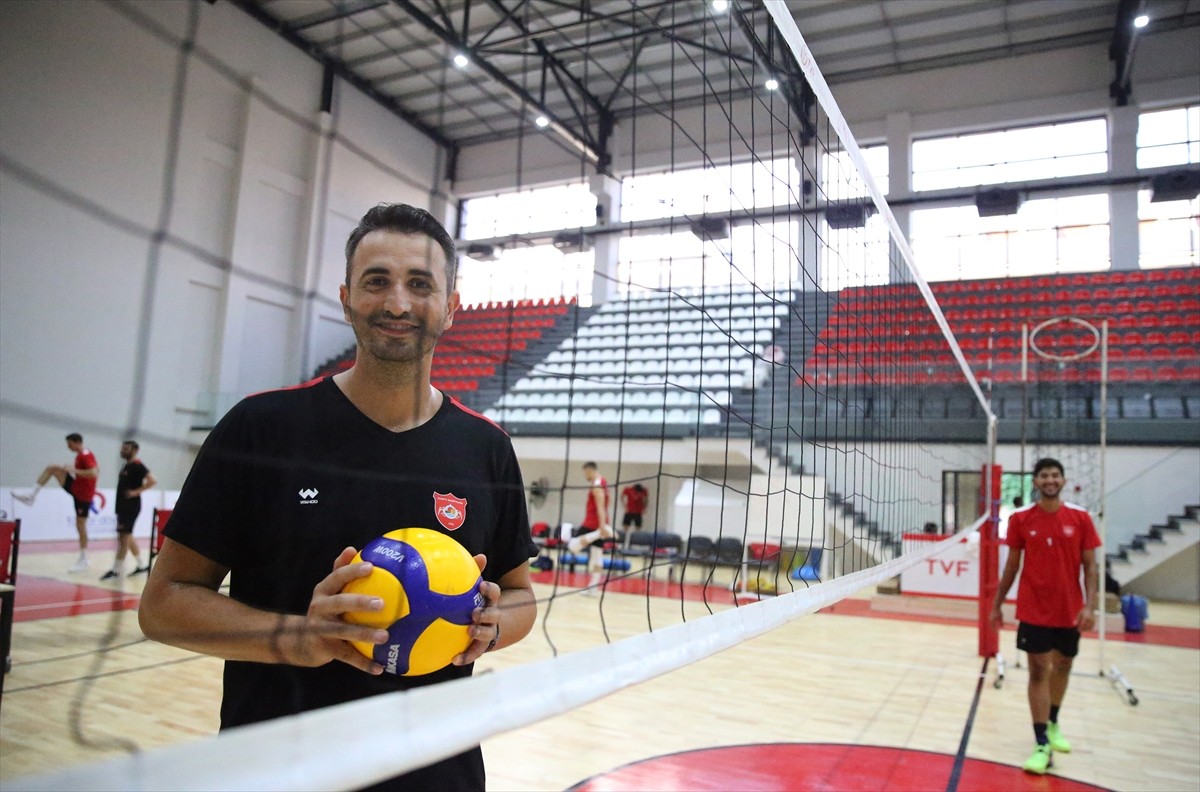 Voleybol Efeler Ligi'nde ikinci sezonuna hazırlanan Alanya Belediyespor'un başantrenörü Serkan...