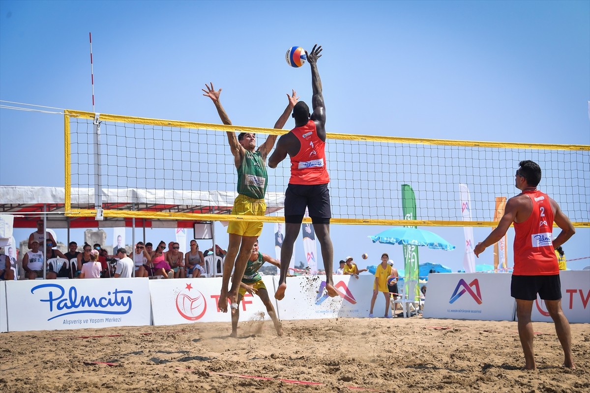 Voleybolda Pro Beach Tour Mersin Etabı, Erdemli ilçesindeki Kızkalesi sahilinde başladı. 21'i...