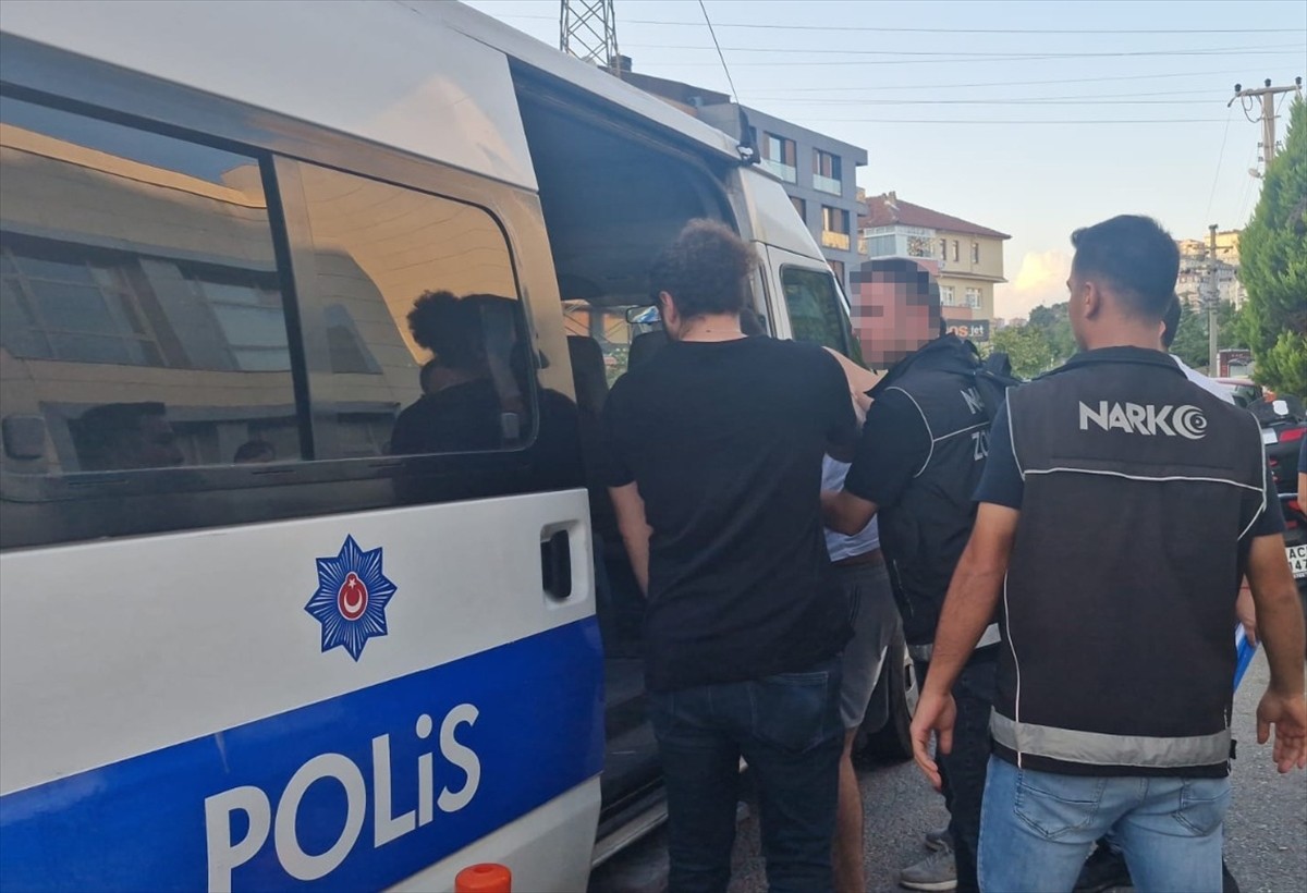 Zonguldak'ın Karadeniz Ereğli ilçesinde uyuşturucu ticareti yaptığı iddiasıyla gözaltına alınan 6...