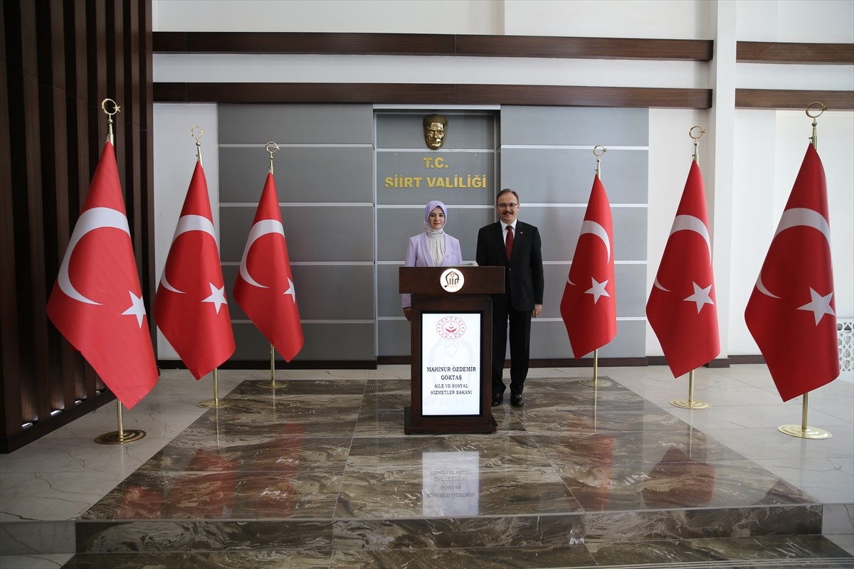 Aile ve Sosyal Hizmetler Bakanı Mahinur Özdemir Göktaş (solda), Siirt Valiliğine ziyarette...