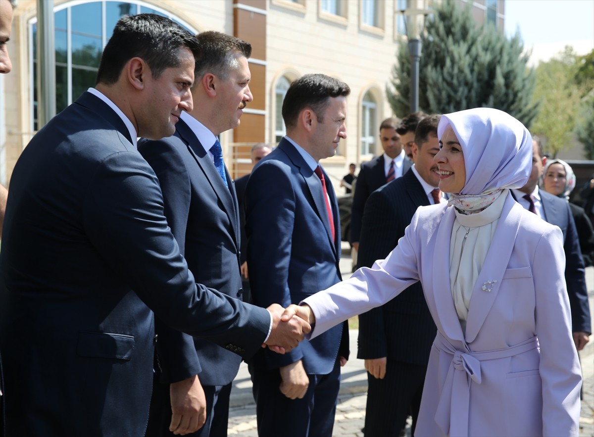 Aile ve Sosyal Hizmetler Bakanı Mahinur Özdemir Göktaş (solda), Siirt Valiliğine ziyarette...