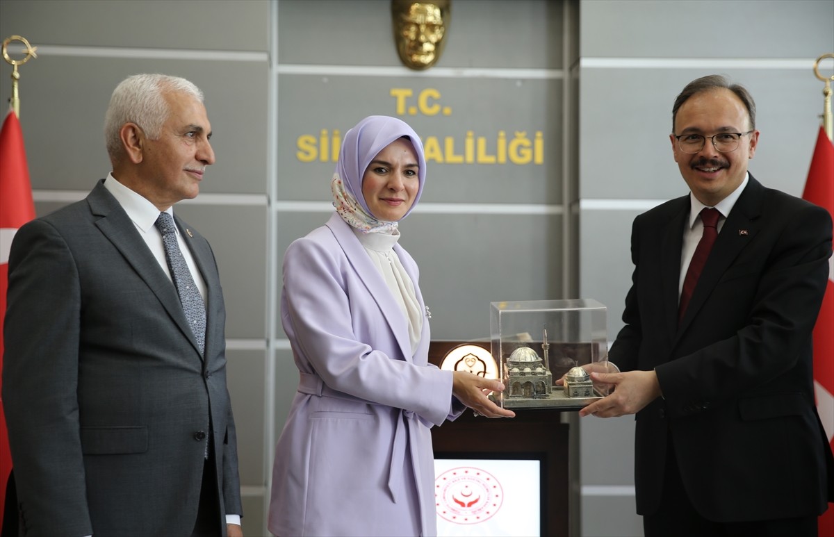 Aile ve Sosyal Hizmetler Bakanı Mahinur Özdemir Göktaş (solda), Siirt Valiliğine ziyarette...