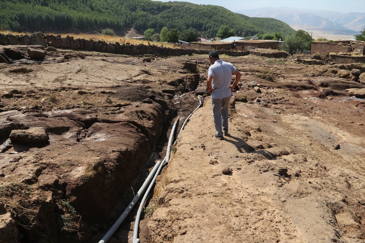 Bitlis'in Güroymak ilçesinde selden zarar gören Oduncular köyünde hasar tespit çalışması...