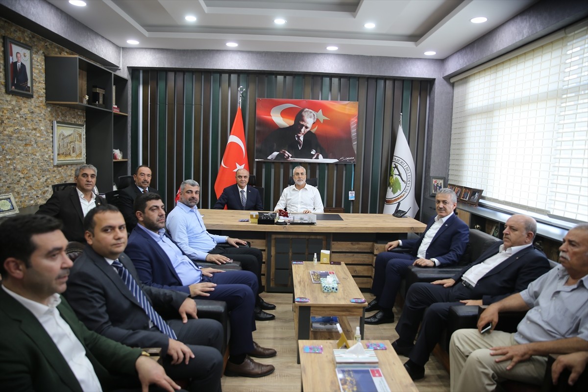 Çalışma ve Sosyal Güvenlik Bakanı Vedat Işıkhan, Mardin'de barış yemeğine katıldı, çeşitli...