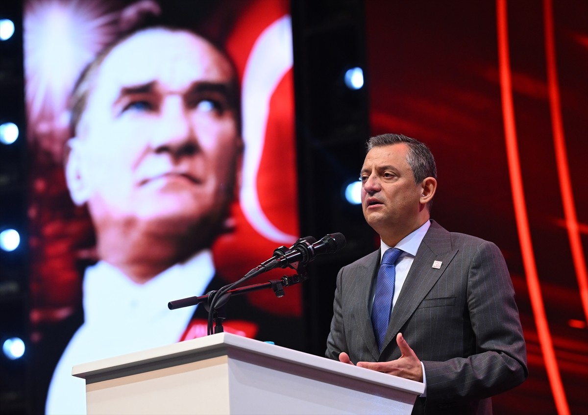 CHP Genel Başkanı Özgür Özel, parti programının görüşüldüğü ATO Congresium'daki "İkinci Yüzyıl...