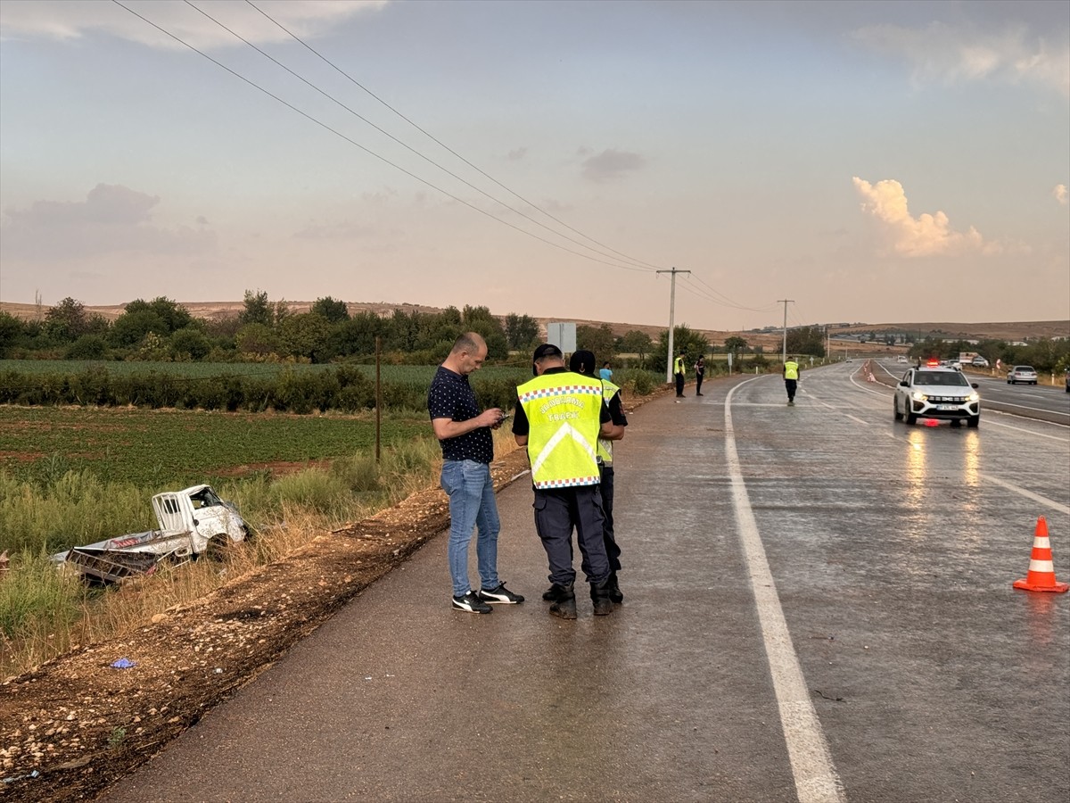 Gaziantep'te mevsimlik tarım işçilerini taşıyan pikabın, hafif ticari araca çarparak devrilmesi...