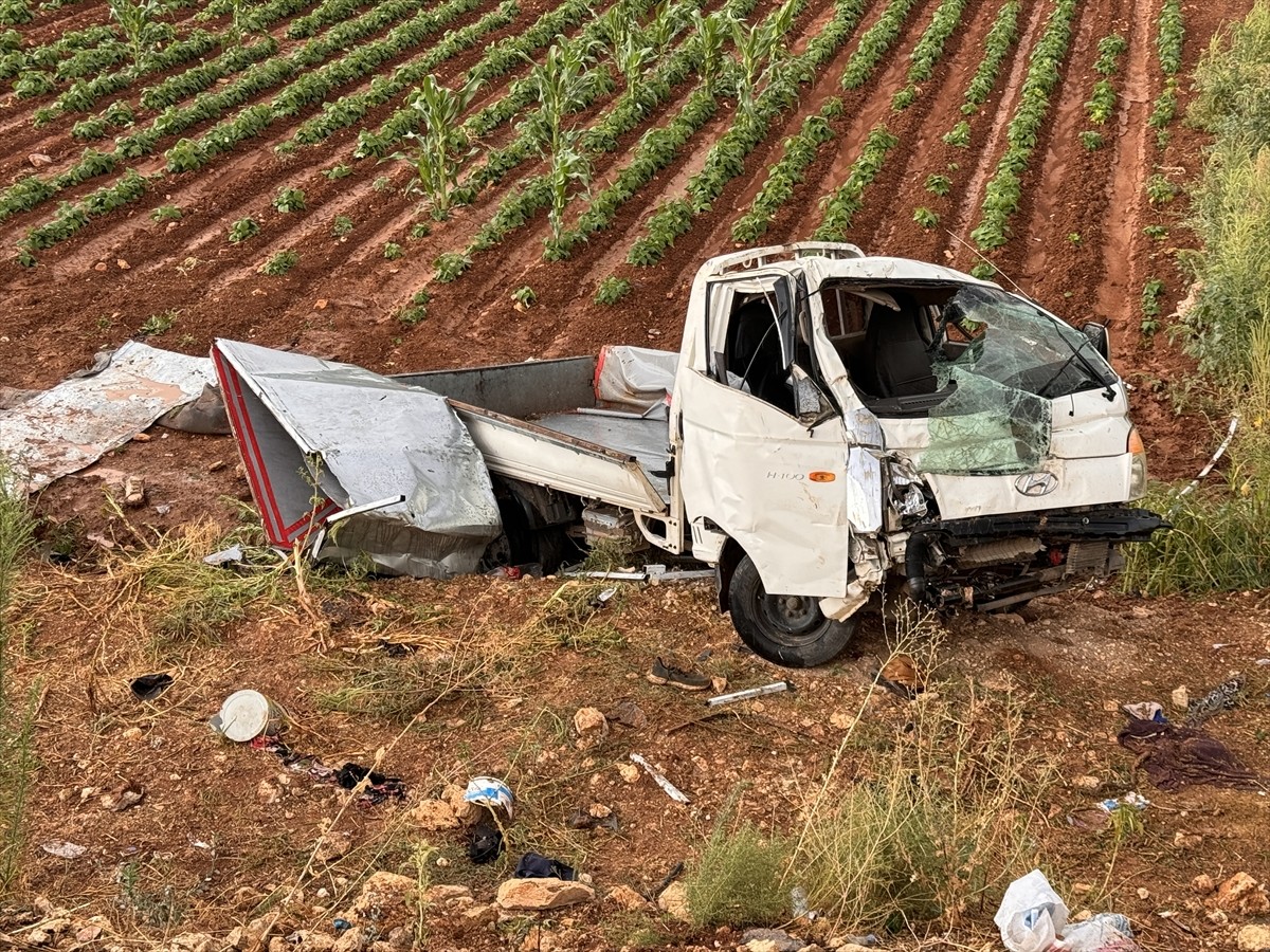 Gaziantep'te mevsimlik tarım işçilerini taşıyan pikabın, hafif ticari araca çarparak devrilmesi...