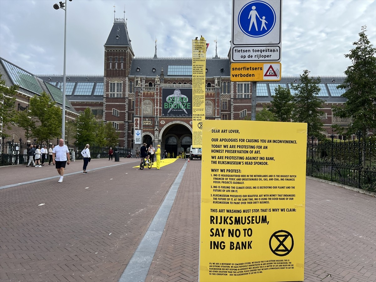 Hollanda'da "Extinction Rebellion (Yok Oluş İsyanı)" adlı çevreci grubun organizasyonuyla bir...