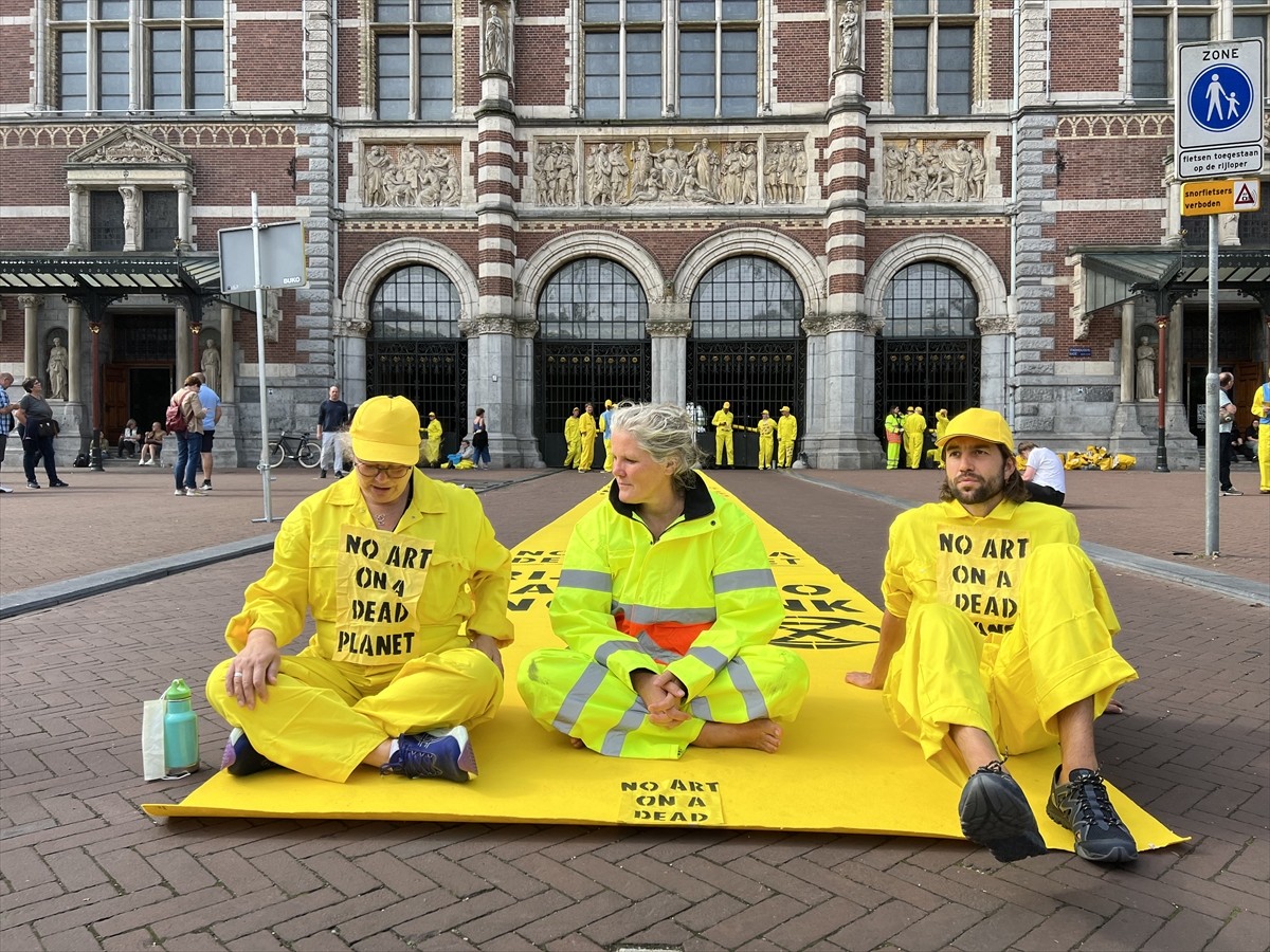 Hollanda'da "Extinction Rebellion (Yok Oluş İsyanı)" adlı çevreci grubun organizasyonuyla bir...