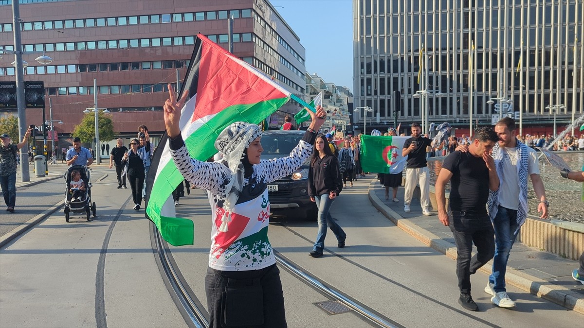 İsveç'in başkenti Stockholm'de toplanan binlerce kişi, İsrail'in Gazze Şeridi'ne yönelik...