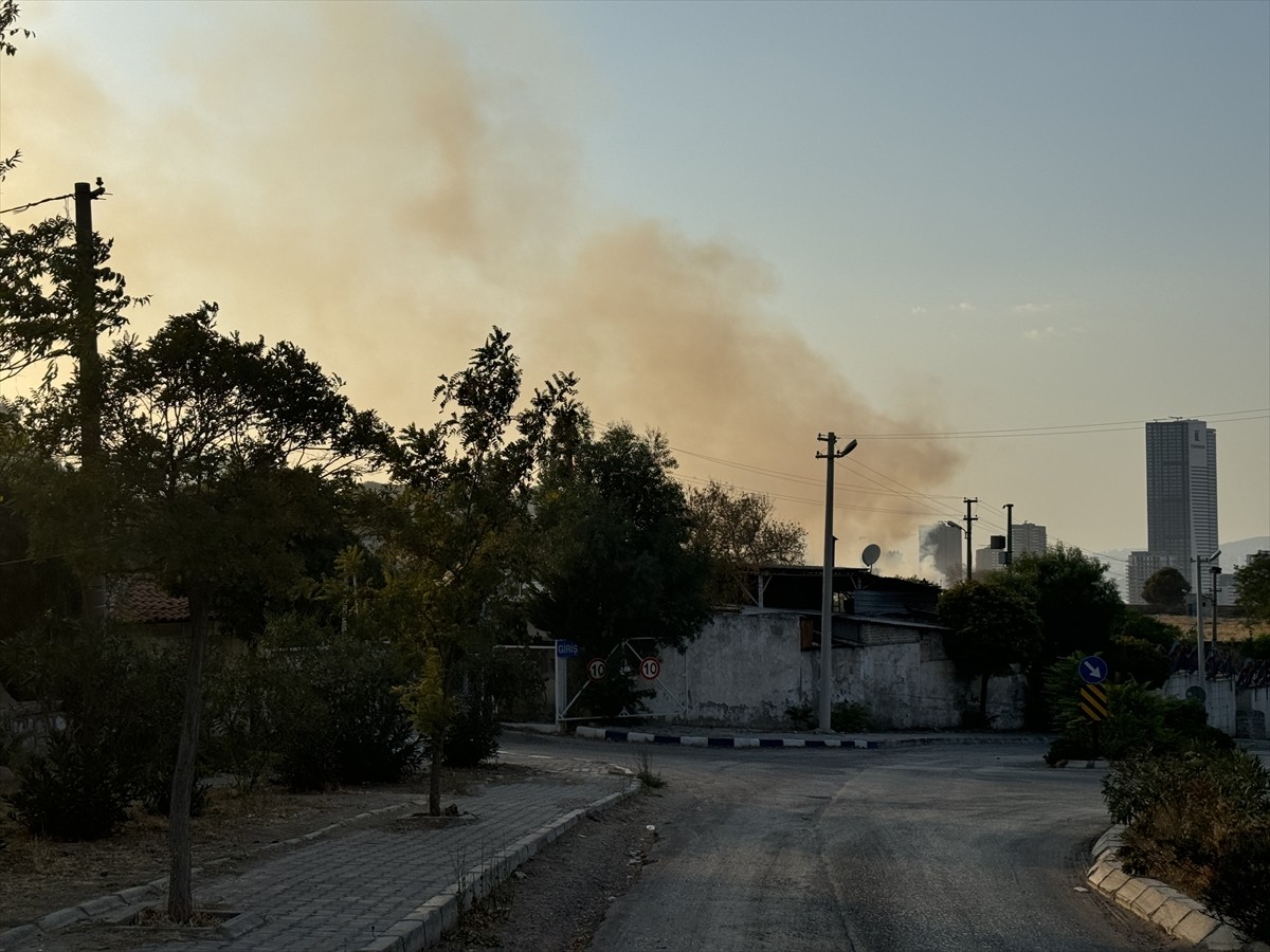 İzmir'in Konak ilçesinde, İZSU'nun su depolama sahasındaki arazide çıkan yangın ekiplerce kontrol...