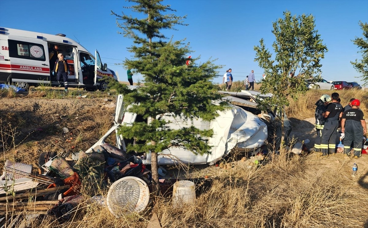 Konya'da minibüs ile traktörün çarpıştığı kazada 2 kişi hayatını kaybetti, 9 kişi...