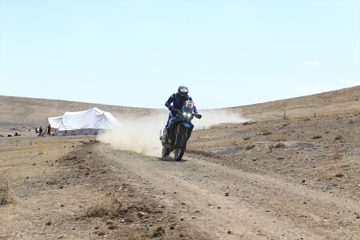 Mersin'de 31 Ağustos'ta start alan 14. TransAnatolia Rally Raid yarışı, Van'da düzenlenen kupa...