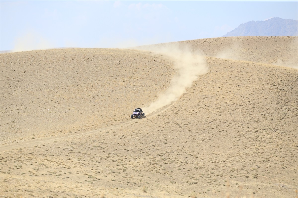 Mersin'de 31 Ağustos'ta start alan 14. TransAnatolia Rally Raid yarışı, Van'da düzenlenen kupa...