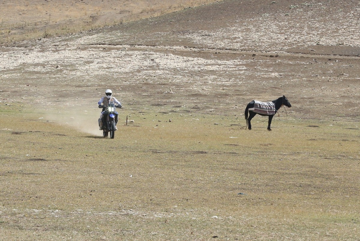 Mersin'de 31 Ağustos'ta start alan 14. TransAnatolia Rally Raid yarışı, Van'da düzenlenen kupa...