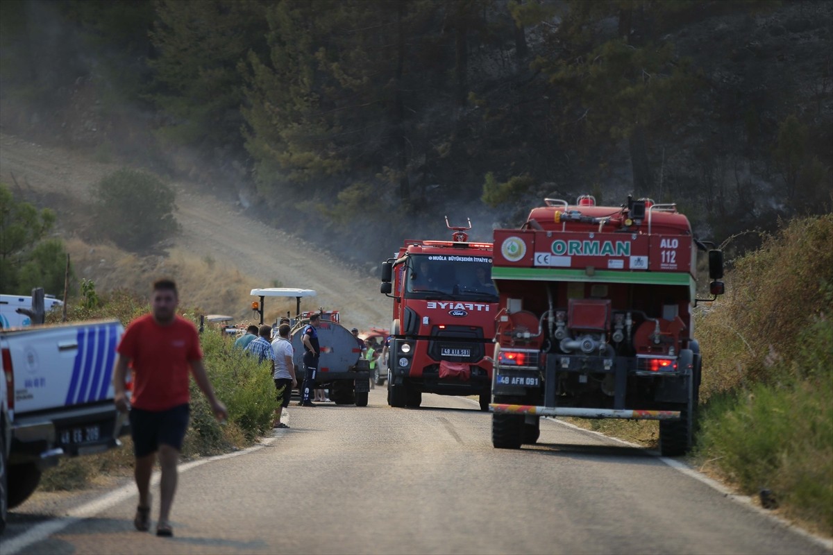 Muğla'nın Menteşe ilçesinde ormanlık alanda çıkan yangına havadan ve karadan müdahale...