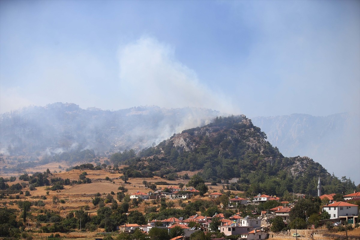 Muğla'nın Menteşe ilçesinde ormanlık alanda çıkan yangına havadan ve karadan müdahale...