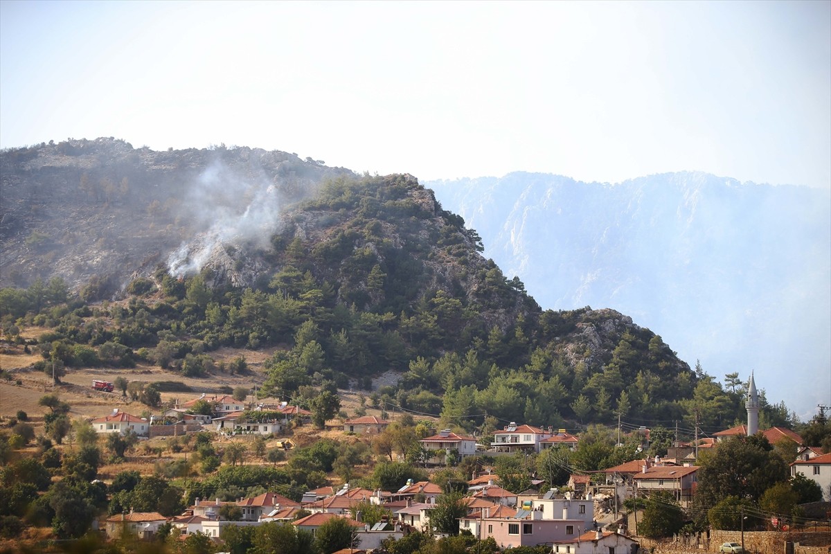 Muğla'nın Menteşe ilçesinde ormanlık alanda çıkan yangına havadan ve karadan müdahale...