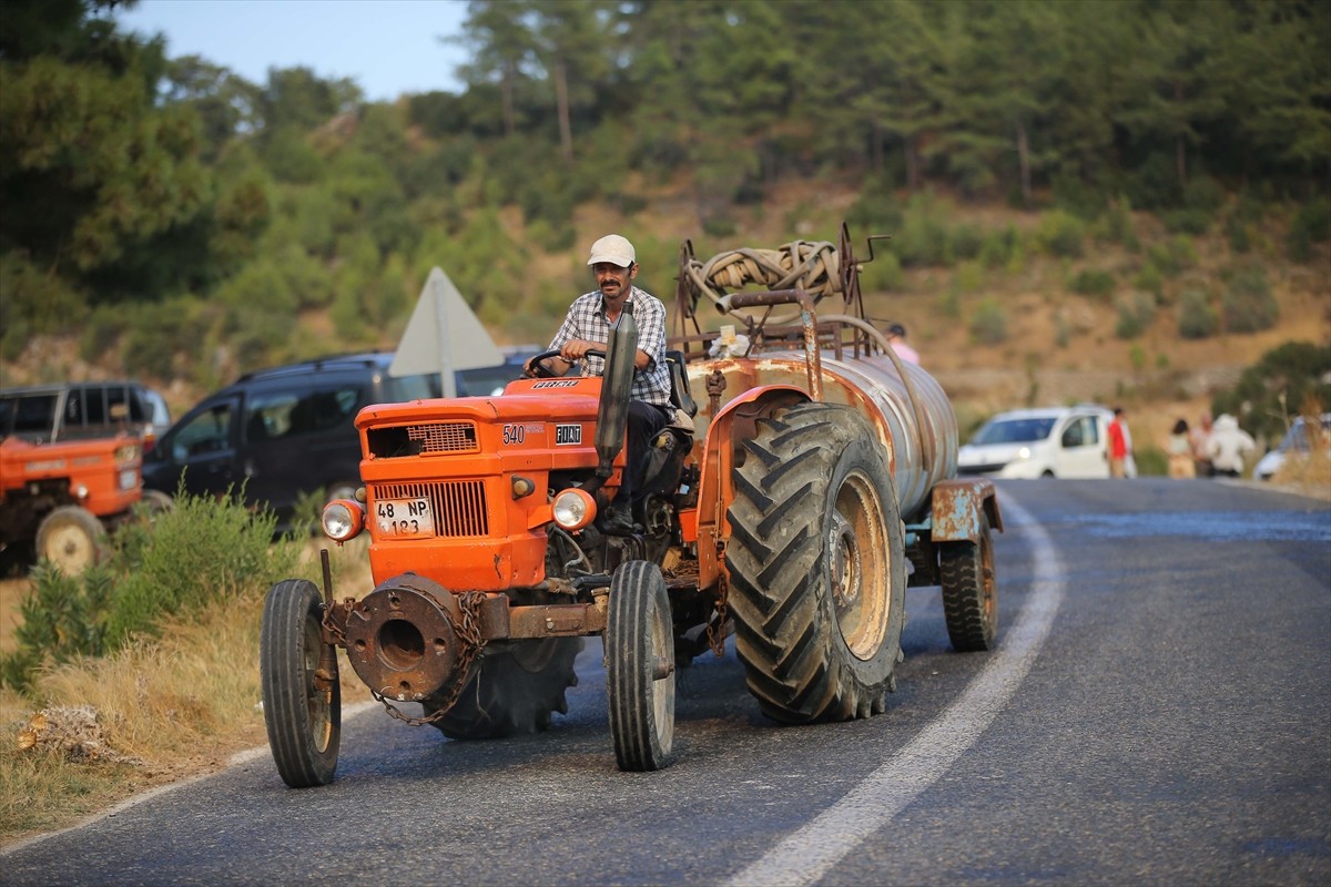 Muğla'nın Menteşe ilçesinde ormanlık alanda çıkan yangına havadan ve karadan müdahale...