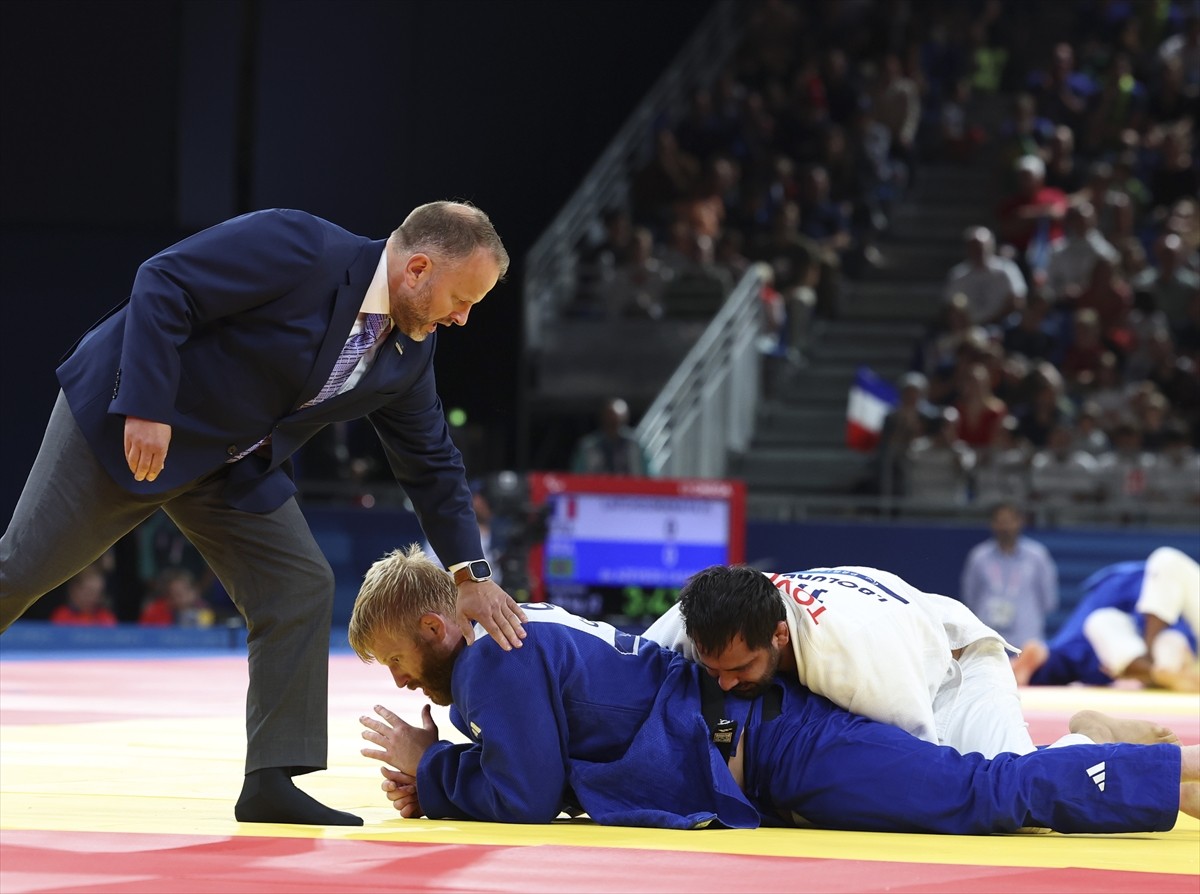 Paris 2024 Paralimpik Oyunları'nda judo erkekler +90 kilo J2 kategorisi yarı finali Champ-de-Mars...