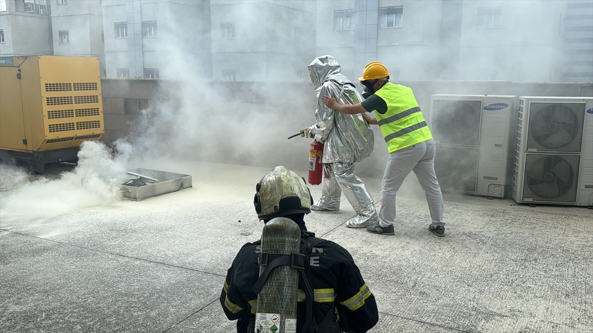 Samsun'da hastanede yapılan tatbikatta, deprem sonrasında yaşananları canlandırıldı, itfaiye ve...