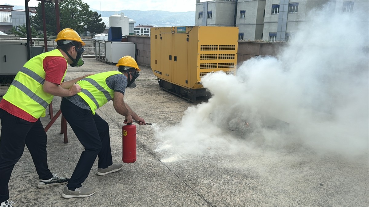 Samsun'da hastanede yapılan tatbikatta, deprem sonrasında yaşananları canlandırıldı, itfaiye ve...