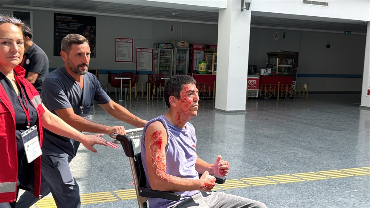 Samsun'da hastanede yapılan tatbikatta, deprem sonrasında yaşananları canlandırıldı, itfaiye ve...