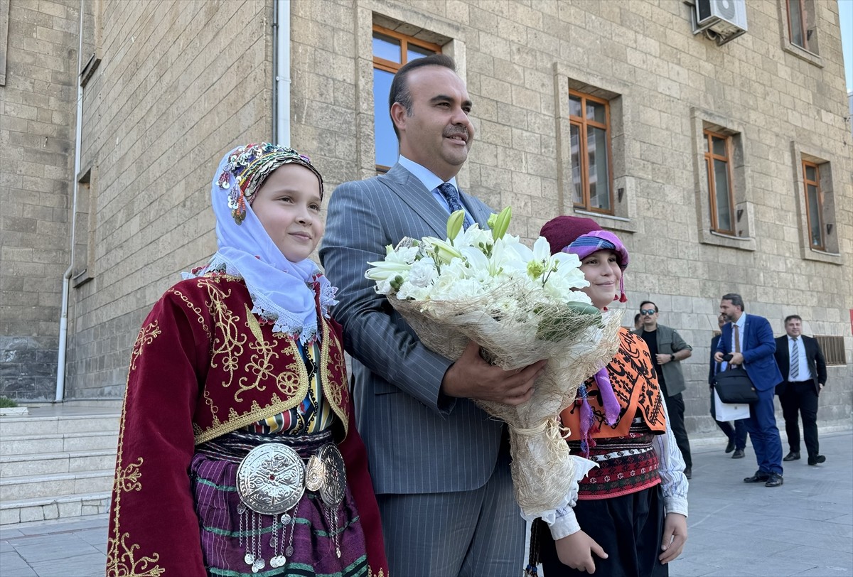 Sanayi ve Teknoloji Bakanı Mehmet Fatih Kacır, çeşitli programları kapsamında geldiği Isparta'da...